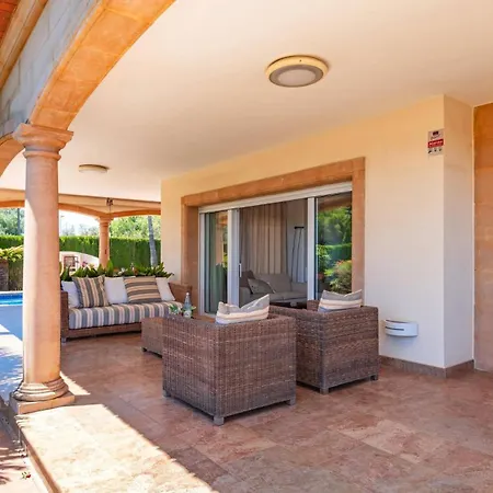 Villa Oliveres By *