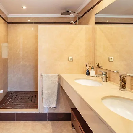 Villa Oliveres By